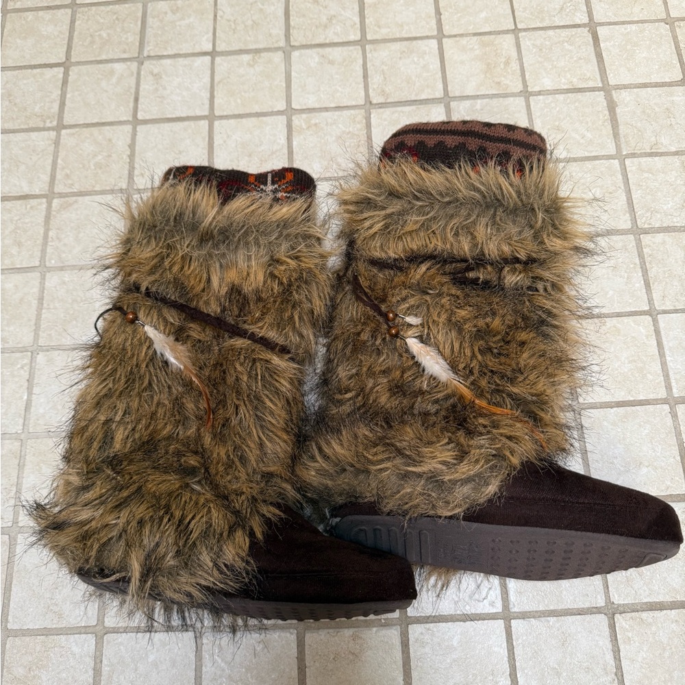 Soft and Cozy Faux Fur and Suede Brown Muk Luks Indoor Slippers - S - Picture 2 of 5